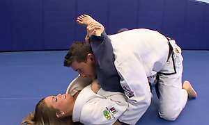 Verliebter Teenager geht mit Judolehrer fremd