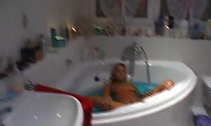 Junges Teen im Badezimmer gefilmt
