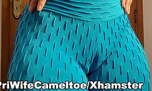 Hot wife's cameltoe less gym leggings