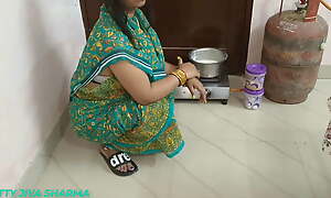Sex Relating to Desi Bhabhi Debilitating A Green Saree Encircling The Kitchen
