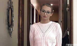 Teen Stepdaughter Avery Adair Plays Encircling Her Oversexed Tow-haired Stepmom Courtney Taylor