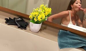 The guy secretly filmed the girl in the gym, approached her and offered to to a blowjob in the toilet