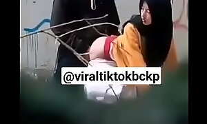 VIDEO BOKEP VIRAL ENAK ENAK SAMA CEWEK HIJAB DI BELAKANG Fix it PARAKAN 01 INDONESIA