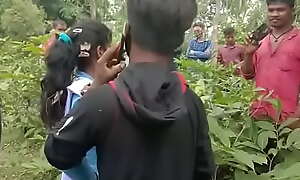 Remaja perempuan bersetubuh luar ditangkap oleh penduduk kampung