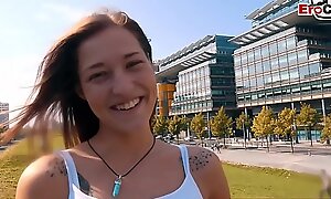 Junge 18 jährige Au Pair Touristin teen von deutschem Mann in Berlin über EroCom Date abgeschleppt und ohne gummi gefickt