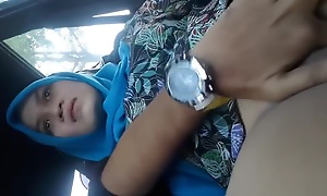 Fingering Hijab Girlfriend In Transmitted to Car