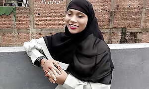 Muslim burqa girl Yoururfi got fucked by Hindu lad up stairs