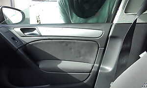 Prostituee Algerienne avec un touriste dans sa voiture dans une banlieue de Marseille
