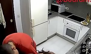 Türk kız kardeşine mutfakta mastürbasyon yapıyor